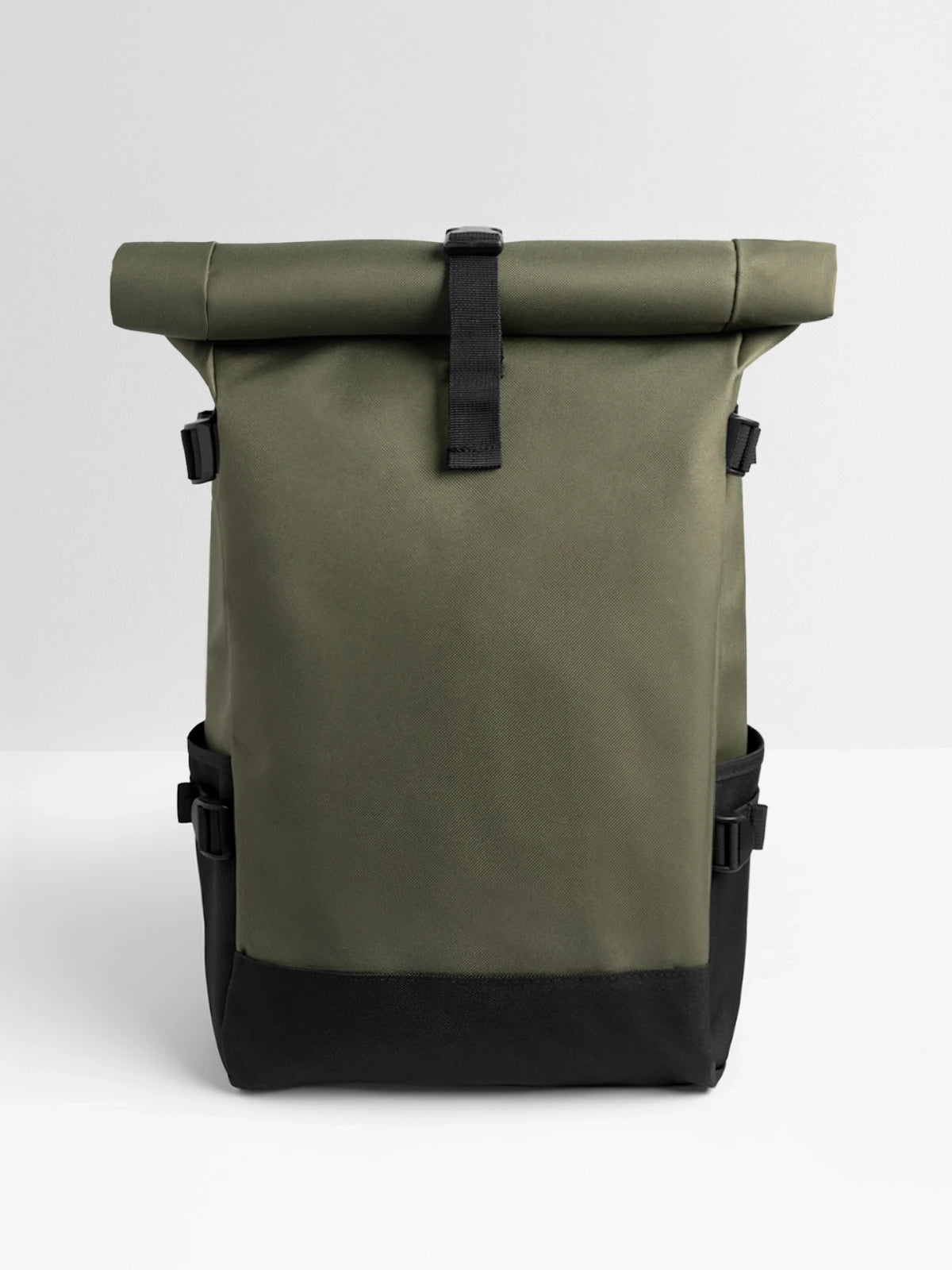 Roll-Top Rucksack in Militärgrün, schräg